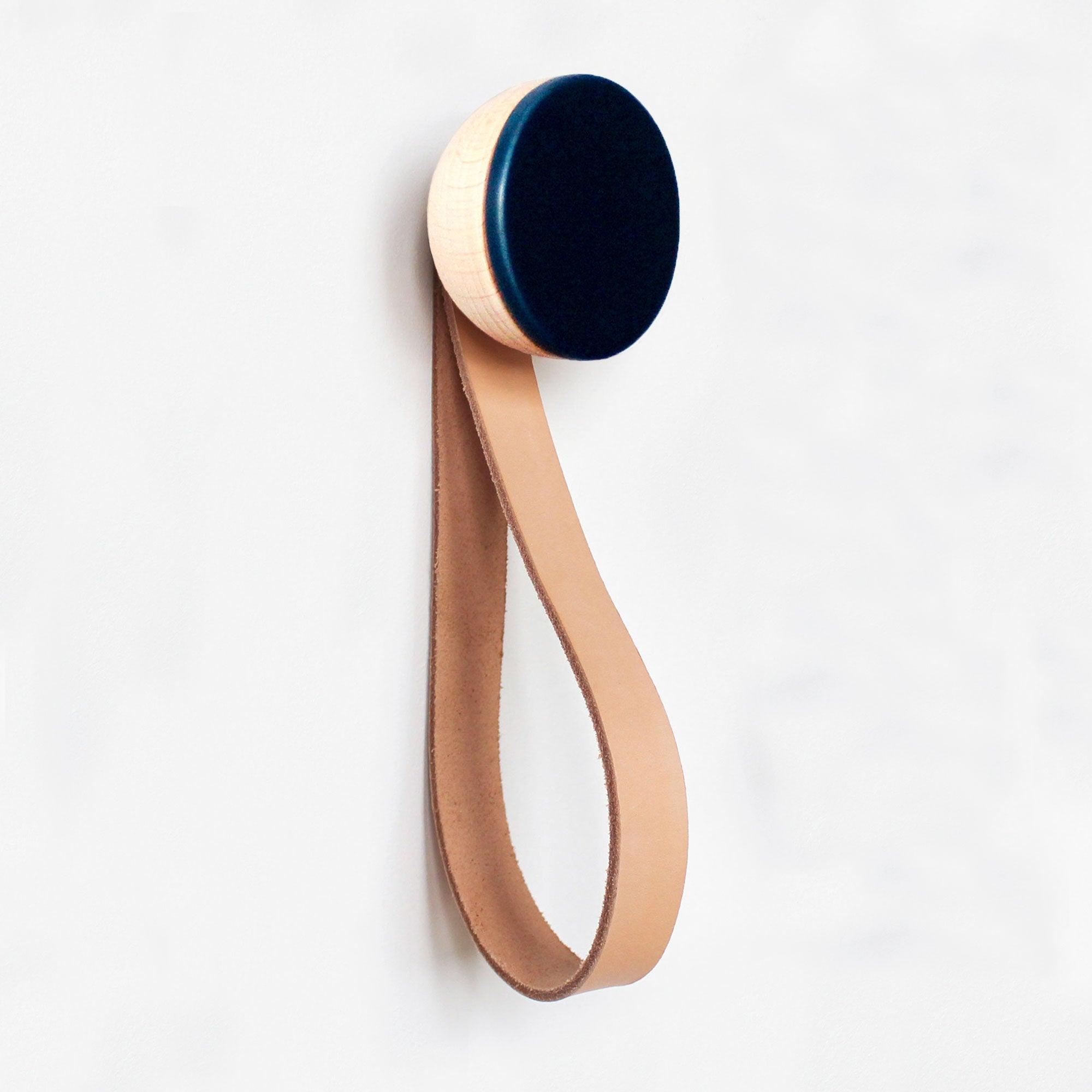 Gancio parete in faggio e ceramica blu con laccetto in pelle
